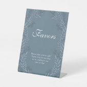 Dusty Blue Wedding Botanische Favors Reclamebord Met Voetstuk (Voorkant)