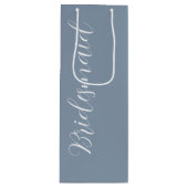 Dusty Blue Wedding Bridesmaid gestileerd script Wijn Cadeautas (Voorkant)