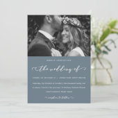 Dusty Blue Wedding Calligraphy and Photo Kaart (Staand voorkant)