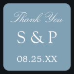 Dusty Blue Wedding Favor Dank je Sticker<br><div class="desc">Dusty Blue Wedding Favor Hartelijk dank,  Sticker,  pas je aan met initialen van het paar en de datum van de bruiloft,  met behulp van de online personalisatie-sjabloon voordat je bestelt.</div>