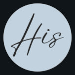 Dusty Blue Wedding Zijn sticker welkomsttas<br><div class="desc">Voeg een vleugje elegantie toe aan uw bruiloft welkomsttassen met onze Dusty Blue 'His' Sticker. Deze sticker heeft een verfijnde stoffige blauwe kleur en een stijlvol lettertype, ideaal voor het toevoegen van een gepersonaliseerde touch aan de welkomsttassen van de bruidegom. Of u nu feest viert met familie en vrienden of...</div>
