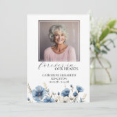 Dusty Blue White Bloemen begrafenisprogramma Kaart (Staand voorkant)
