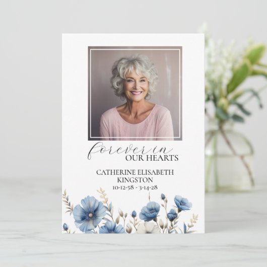 Dusty Blue White Bloemen begrafenisprogramma Kaart (Staand voorkant)