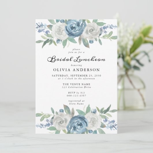 Dusty Blue & White Floral Bruids Luncheon Kaart (Staand voorkant)