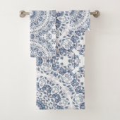 Dusty Blue White Floral Mandala Pattern Bad Handdoek (Insitu)