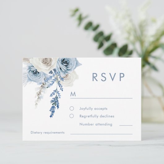 Dusty Blue & White Floral Wedding RSVP Kaartje (Staand voorkant)