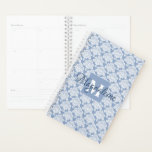 Dusty Blue & White Lacy Damask Monogram & naam Planner<br><div class="desc">Deze prachtige planner of afspraakkalender heeft een klassiek wit damast patroon over een lichtblauwe grijze achtergrond. Het ontwerp is gepersonaliseerd met een monogram initiaal letter en een aanpasbare naam voor een eenvoudige maar elegante stijl. Perfect voor school of werk, of iedereen met een drukke planning die afspraken moet bijhouden. Geweldig...</div>