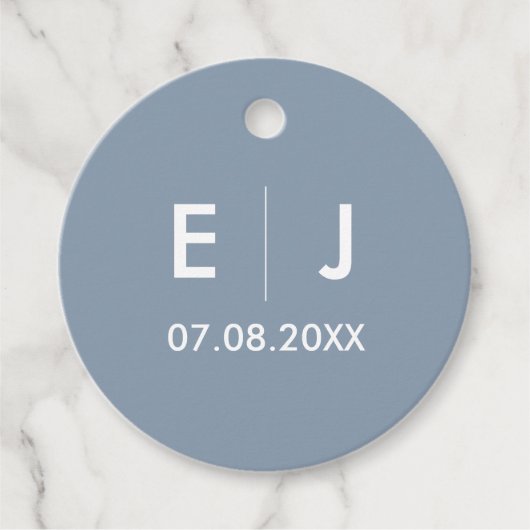 Dusty Blue & White Monogram Weddenschap Bedankjes Labels (Voorkant)