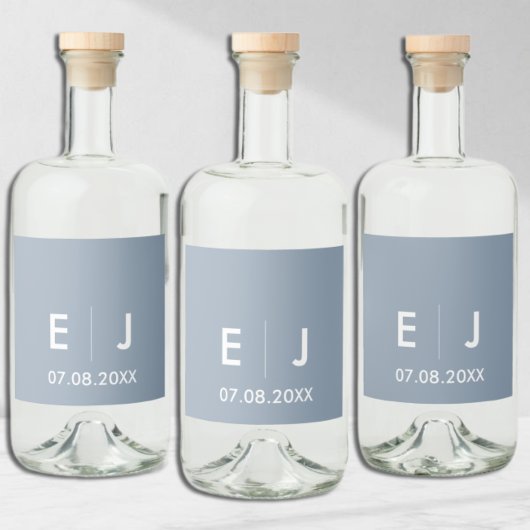 Dusty Blue & White Monogram Weddenschap Likeurfles Etiket