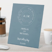 Dusty Blue & White Monogram Weddenschap Reclamebord Met Voetstuk (Insitu)