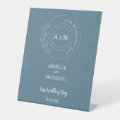 Dusty Blue & White Monogram Weddenschap Reclamebord Met Voetstuk (Voorkant)