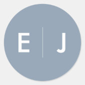 Dusty Blue & White Monogram Weddenschap Ronde Sticker (Voorkant)