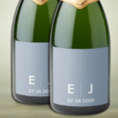 Dusty Blue & White Monogram Weddenschap Sparkling Wijnetiket