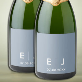 Dusty Blue & White Monogram Weddenschap Sparkling Wijnetiket