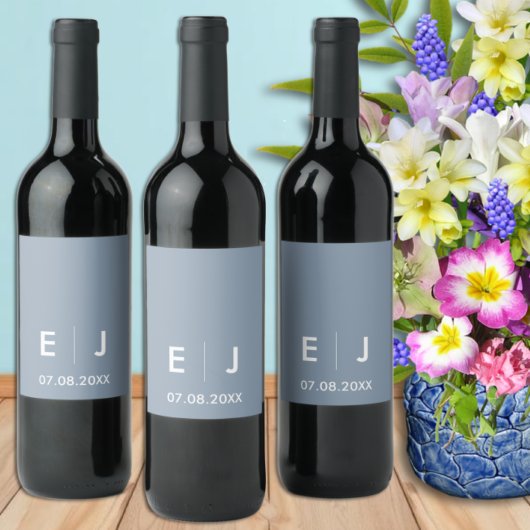 Dusty Blue & White Monogram Weddenschap Wijn Etiket