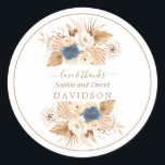Dusty Blue White Peach Rozen Wedding Ronde Sticker<br><div class="desc">Uniek en elegant ontwerp met fijne witte waterverf,  mosterd blauw en perzikkleurige Rozen,  palm- en papaver gedroogde bladeren. Het gebruik personaliseert hulpmiddel om uw info toe te voegen. Bezoek alsjeblieft mijn Pampas Floral Collectie.</div>