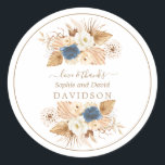 Dusty Blue White Peach Rozen Wedding Ronde Sticker<br><div class="desc">Uniek en elegant ontwerp met fijne witte waterverf,  mosterd blauw en perzikkleurige Rozen,  palm- en papaver gedroogde bladeren. Het gebruik personaliseert hulpmiddel om uw info toe te voegen. Bezoek alsjeblieft mijn Pampas Floral Collectie.</div>