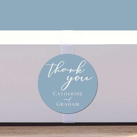 Dusty Blue White Script Gepersonaliseerde bruiloft Ronde Sticker