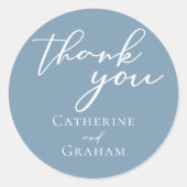 Dusty Blue White Script Gepersonaliseerde bruiloft Ronde Sticker (Voorkant)