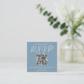 Dusty Blue White Wedding QR Code RSVP Informatiekaartje (Staand voorkant)