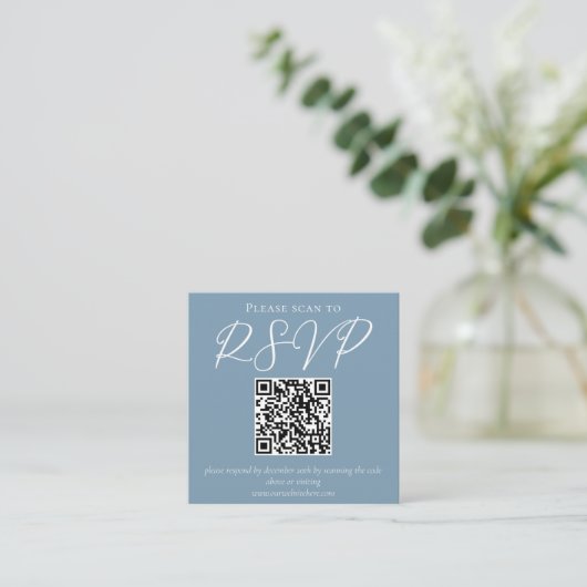 Dusty Blue White Wedding QR Code RSVP Informatiekaartje (Staand voorkant)