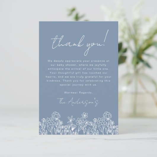 Dusty Blue Wildflower Baby in Bloom Baby shower Bedankkaart (Staand voorkant)