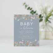 Dusty Blue Wildflower Baby in Bloom Invitation (Staand voorkant)
