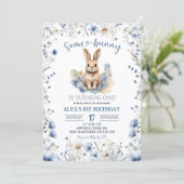 Dusty Blue Wildflower Bunny 1st Birthday Kaart (Staand voorkant)