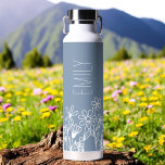 Dusty Blue Wildflower Garden Monogram Naam Waterfles<br><div class="desc">Drijf uw dorst in stijl met onze prachtige Wildflower Garden Monogram Naam Waterfles. Gemaakt met duurzaamheid en elegantie in het achterhoofd, is dit strakke flesje versierd met een adembenemend wildflower tuinontwerp, dat de schoonheid van natuur oproept. Personaliseer uw flesje met uw monogram en naam om het uniek van u of...</div>