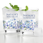 Dusty Blue Wildflower gepersonaliseerd Vrijgezelle Whisky Glas<br><div class="desc">Onze Dusty Blue en Lavender Wildflower gepersonaliseerde Whiskey Glass, een charmante aanvulling op elk vrijgezellenfeest of brunchfeest. Met zijn wilde bloem thema ontwerp, dient dit glas als een mooi aandenken aan uw speciale dag. Of het nu gaat om vrijgezellenfeest games, portiersprijzen of gastgunsten, deze gepersonaliseerde brillen zullen zeker indruk maken....</div>
