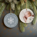 Dusty Blue Winter Snowflake Eerste Kerstfoto Keramisch Ornament<br><div class="desc">Keramische vakantie ornament gepersonaliseerd met de foto van uw baby en aangepaste "Mijn Eerste Kerstmis" tekst. Dit eenvoudige moderne vakantieontwerp heeft een witte sneeuwvlok op een stoffige blauwe achtergrond. Gebruik de ontwerpgereedschappen om een achtergrondkleur te kiezen, tekstlettertypen en -kleuren te bewerken en uw eigen foto's toe te voegen aan creëer...</div>