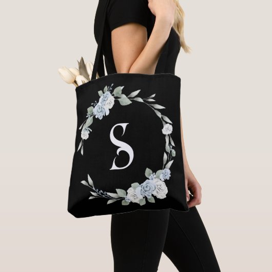 Dusty Blue Wreath Script Initiaal Monogram Zwart Tote Bag (Dichtbij)