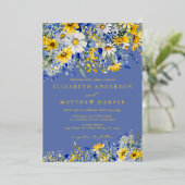 Dusty Blue Yellow Daisy Wildflowers Boho Wedding Folie Uitnodiging (Staand Voorkant)