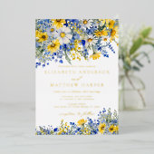 Dusty Blue Yellow Daisy Wildflowers Boho Wedding Folie Uitnodiging (Staand Voorkant)