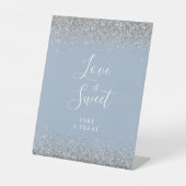 Dusty Blue Zilver Glitter Bruiloft Liefde Is Zoet Reclamebord Met Voetstuk (Voorkant)