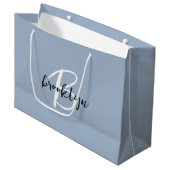 Dusty Blue zwart-wit monogram Groot Cadeauzakje (Voorkant Gekanteld)