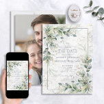 Dusty Botanical Greenery Gold Photo Save the Date<br><div class="desc">Moderne en trendy, met deze trendy, stoffige blauwe eucalyptus botanical en faux gouden waterverf bruiloft Save the Date Card design. Het uitnodigingsontwerp is ook voorzien van faux gouden stof, een faux carrera marmer background en handgeschreven scripttypografie. Uw favoriete foto van het verloving past op de achterkant van de kaart. Deel...</div>