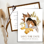 Dusty Brown Autumn verlaat Herfst in liefdeswedden Aankondigingskaart<br><div class="desc">Dusty Brown Autumn laat de elegante Rustic Fall Wedding de datum Briefkaart redden. , elegante en moderne huwelijksuitnodigingen voor uw speciale gelegenheid! Ideaal voor het mooie en kalmerende herfstseizoen van de herfst! Waterverf donkerlichtbruin en gouden gele herfstbladrand met een verscheidenheid aan paardenbladeren, eikenbladeren en gedroogde bloemen lijsten bovenaan je trouwfeestelijke...</div>