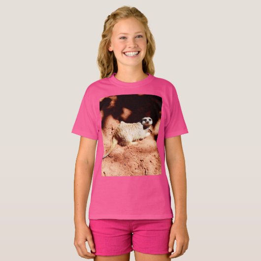 Dusty Discoveries: Meerkat met vuil op zijn neus T-shirt (Voorkant volledig)