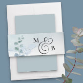 Dusty eucalyptus monogram bruiloft uitnodigingen wikkel