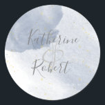 Dusty Gold en Blue Wedding Monogram Sticker<br><div class="desc">Eenvoudige waterverf achtergrond in drie kleuren van uw keuze: blauw,  zwart en paars met aparte gouden enkels. Al manuscript is in een combinatie elegant en sans serif doopvont die deze minimalistische blik accentueert. Kom de hele collecties in onze winkel zien voor een complete bruiloft.</div>