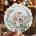 Dusty Green Christmas Wreath Foto Ronde Sticker<br><div class="desc">Vakantiefoto sticker met een eenvoudige kerstkrans. Voor meer geavanceerde aanpassing van dit ontwerp,  klikt u op de BUTTON DESIGN TOOL hierboven!</div>