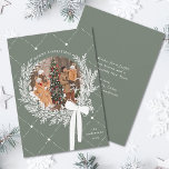 Dusty Green & White Christmas Wreath Foto Feestdagenkaart<br><div class="desc">Vakantie fotokaart met een eenvoudige kerstkrans,  met optionele tekst op de achterkant. Voor meer geavanceerde aanpassing van dit ontwerp,  klikt u op de BUTTON DESIGN TOOL hierboven!</div>