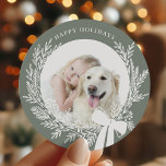 Dusty Green & White Christmas Wreath Foto Ronde Sticker<br><div class="desc">Vakantiefoto sticker met een eenvoudige kerstkrans. Voor meer geavanceerde aanpassing van dit ontwerp,  klikt u op de BUTTON DESIGN TOOL hierboven!</div>