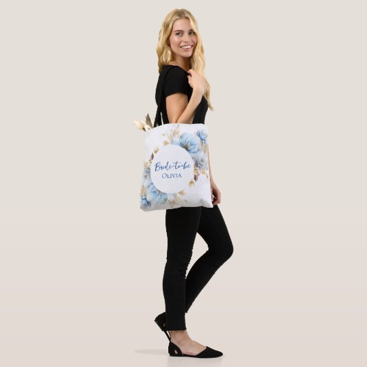 Dusty Ice Blue Floral Bruiloft Tote Bag (Op model)