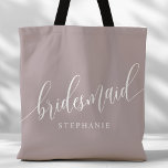 Dusty Lavendel Bruidsmeisje Modern Script Tote Bag<br><div class="desc">Show uw waardering voor uw bruidsfeest met deze stijlvolle stoffige lavendel paarse bruidsmeisje canvas tas. Met modern script en aanpasbaar met de naam van uw bruidsmeisje, deze canvas tas is zowel praktisch als elegant. De zachte kleur en het chique ontwerp maken het perfect voor het dragen van bruiloft dag benodigdheden...</div>