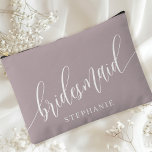 Dusty Lavendel Bruidsmeisje Moderne Kalligrafie Etui<br><div class="desc">Vier uw bruidsfeest met deze elegante stoffige lavendel paarse bruidsmeisje accessoire zakje. Met moderne kalligrafie en aanpasbaar met de naam van uw bruidsmeisje, is dit zakje zowel stijlvol als praktisch. De zachte stoffige salie kleur en het elegante script creëer hebben een verfijnde look, perfect voor het houden van make-up, toiletartikelen...</div>