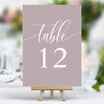 Dusty Lavendel minimalistische kalligrafie bruilof Kaart<br><div class="desc">Leid uw gasten naar hun stoelen met deze elegante stoffige lavendel paarse trouwtafelnummers. Met een minimalistisch ontwerp met moderne kalligrafie, voegen deze tafelnummers een vleugje verfijning toe aan uw huwelijksreceptie. De zachte achtergrond en de schone, elegante typografie zorgen voor eenvoudige leesbaarheid en verbeteren tegelijkertijd uw bruiloft decor. Perfect voor elk...</div>