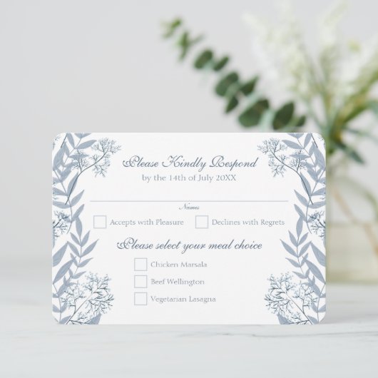 Dusty Light Blue Wedding Botanical RSVP Kaart (Staand voorkant)