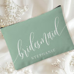 Dusty Mint Bruidsmeisje Moderne Kalligrafie Etui<br><div class="desc">Vier uw bruidsfeest met deze elegante stoffige mint groene bruidsmeisje accessoire zakje. Met moderne kalligrafie en aanpasbaar met de naam van uw bruidsmeisje, is dit zakje zowel stijlvol als praktisch. De zachte stoffige salie kleur en het elegante script creëer hebben een verfijnde look, perfect voor het houden van make-up, toiletartikelen...</div>